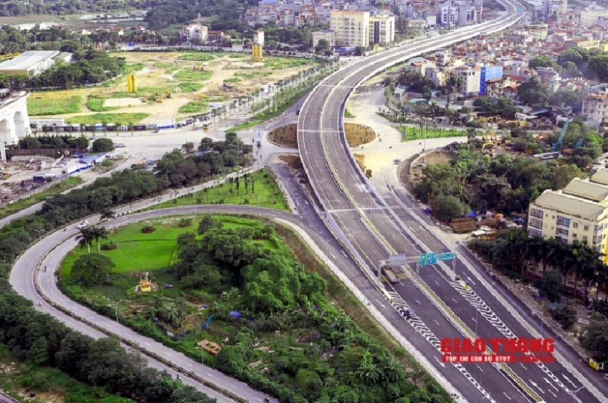 
Cầu cạn đoạn Mai Dịch - Nam Thăng Long thuộc đường vành đai 3 thành phố Hà Nội tại điểm cuối tuyến phía Nam cầu Thăng Long (Ảnh: Vũ Thành Vũ/tạp chí Giao thông).