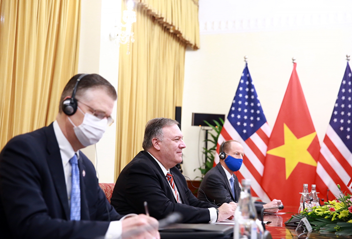Ngoại trưởng Michael Pompeo (thứ 2 từ trái sang) đánh giá cao việc hai nước tăng cường và mở rộng quan hệ Đối tác toàn diện trên cơ sở tôn trọng độc lập, chủ quyền, toàn vẹn lãnh thổ và thể chế chính trị của nhau.
