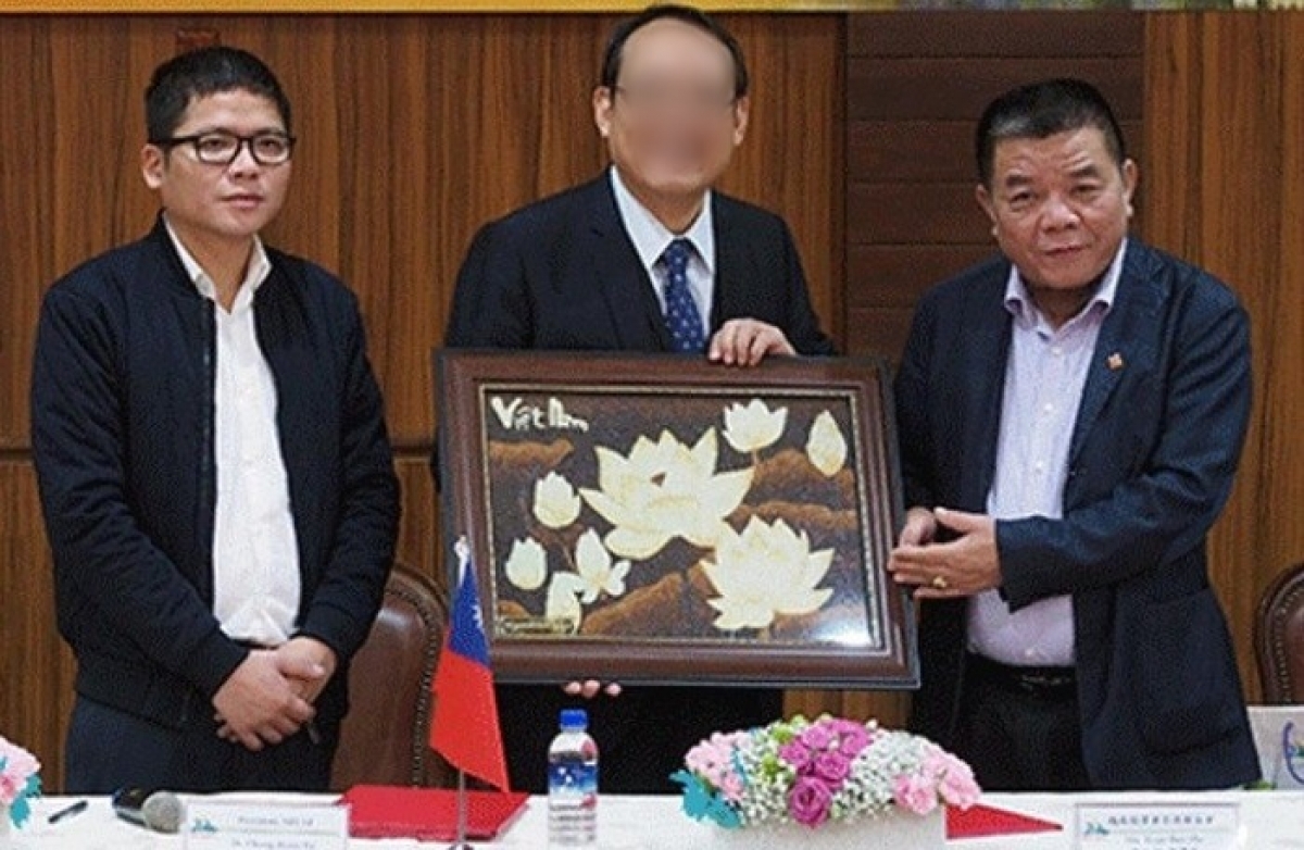 Ông Trần Duy Tùng (đầu tiên từ trái sang) và ông Trần Bắc Hà.