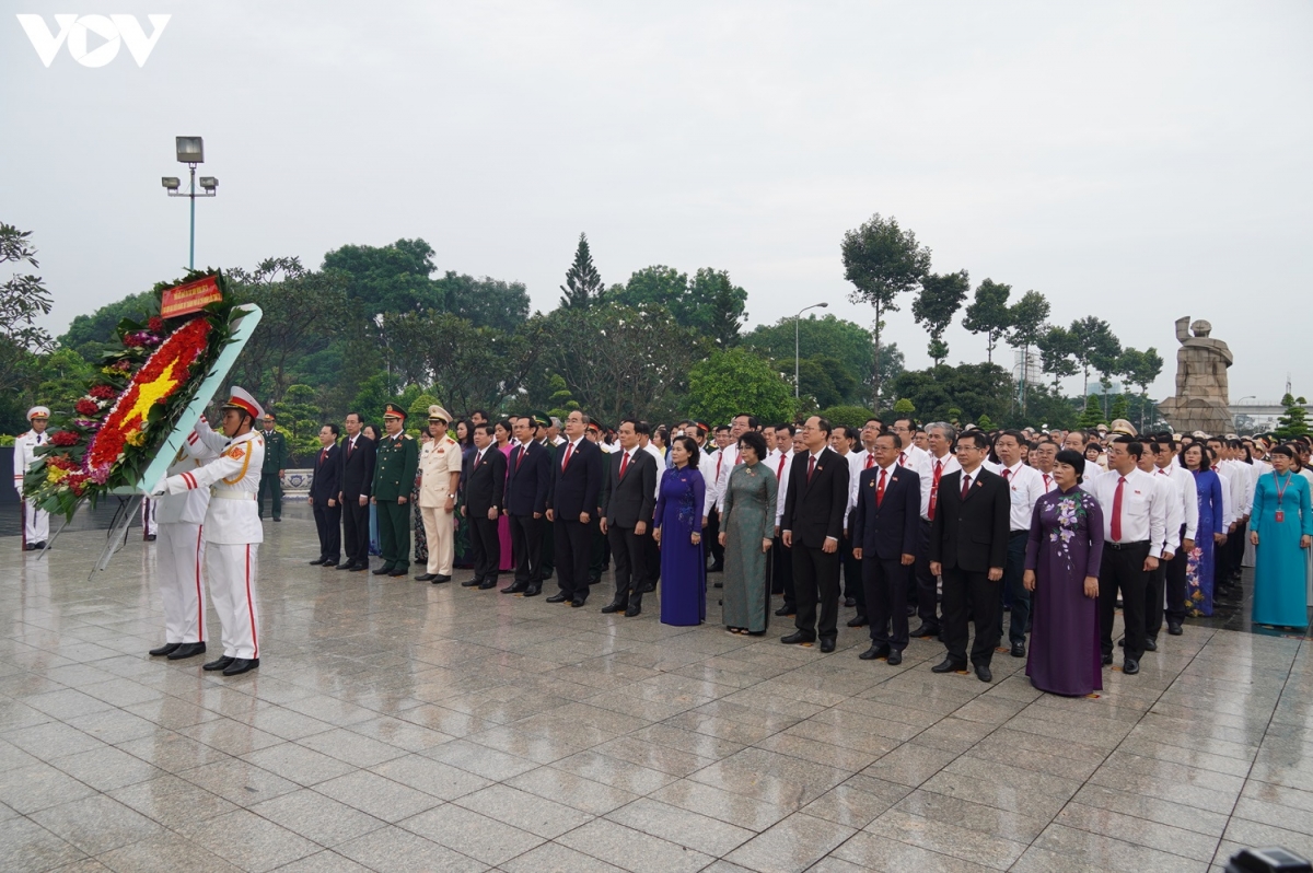 Đoàn đại biểu dự Đại hội đại biểu Đảng bộ TPHCM lần thứ XI, nhiệm kỳ 2020 - 2025 dâng hương lên các Anh hùng Liệt sĩ, tưởng nhớ Chủ tịch Hồ Chí Minh.