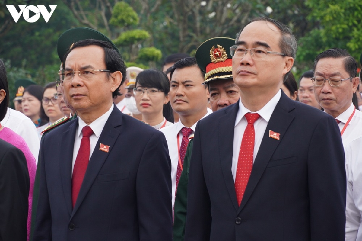 Đoàn đại biểu Đảng bộ TPHCM viếng, dâng hoa, dâng hương tại Nghĩa trang Liệt sĩ Thành phố. 