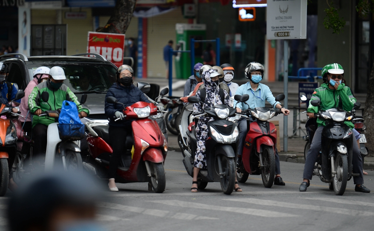 Thời điểm sáng sớm, tối và đêm nhiệt độ xuống thấp khiến người dân cảm nhận rõ về tác động của không khí lạnh.