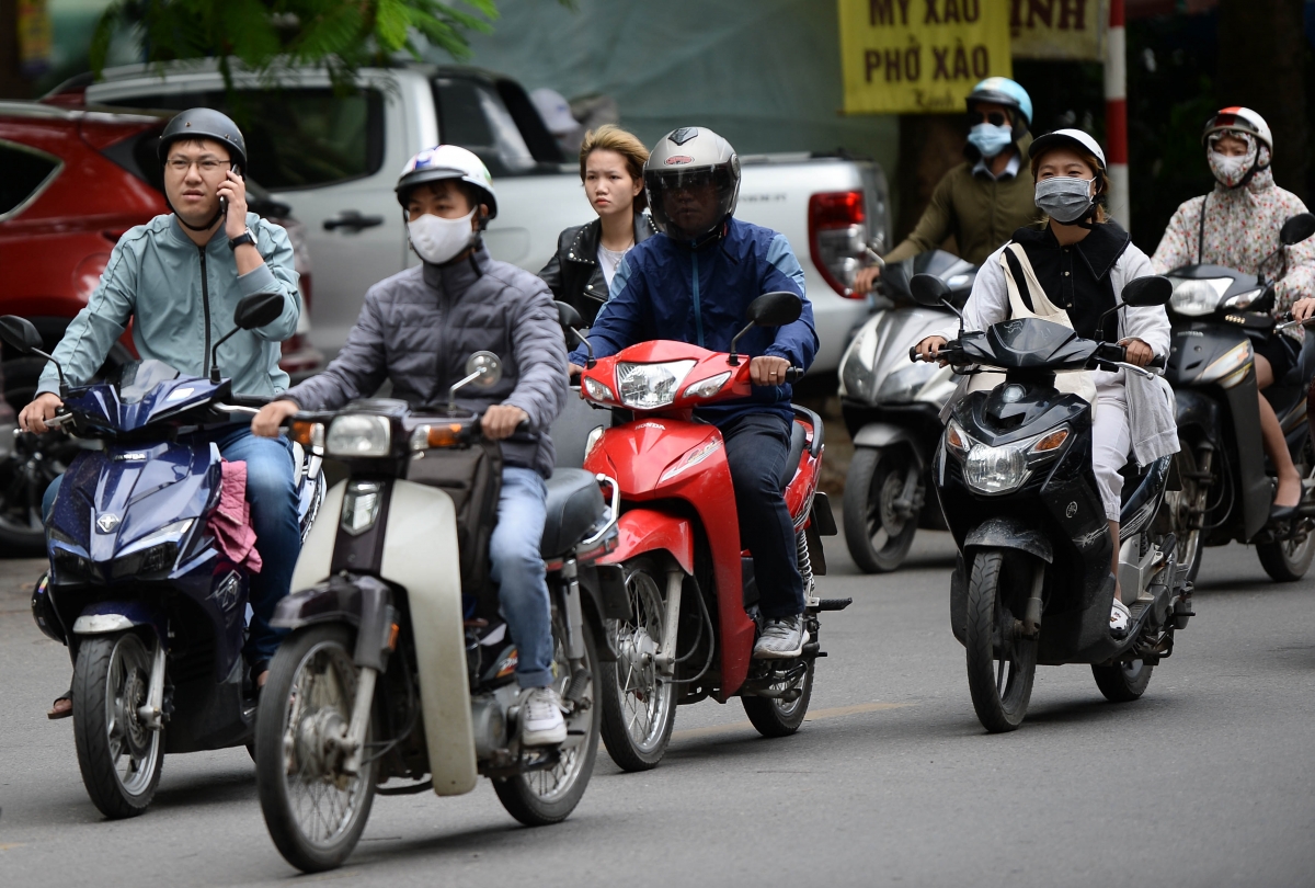 Không khí lạnh tràn về làm thay đổi thói quen ăn mặc của người dân Thủ đô.