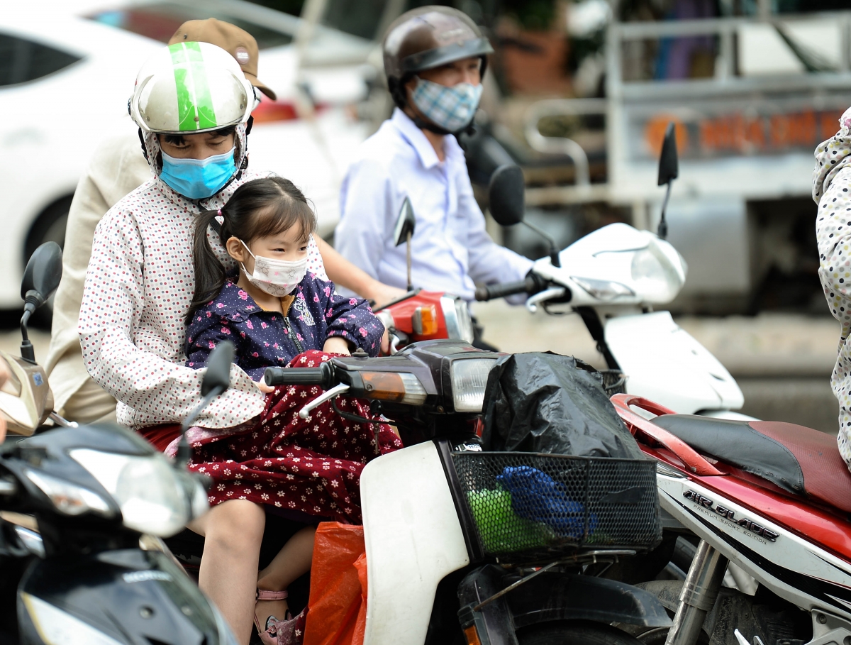 Nhiều trường hợp mặc mỏng manh đã phải khoác thêm áo quần ngay giữa đường cho các em nhỏ.