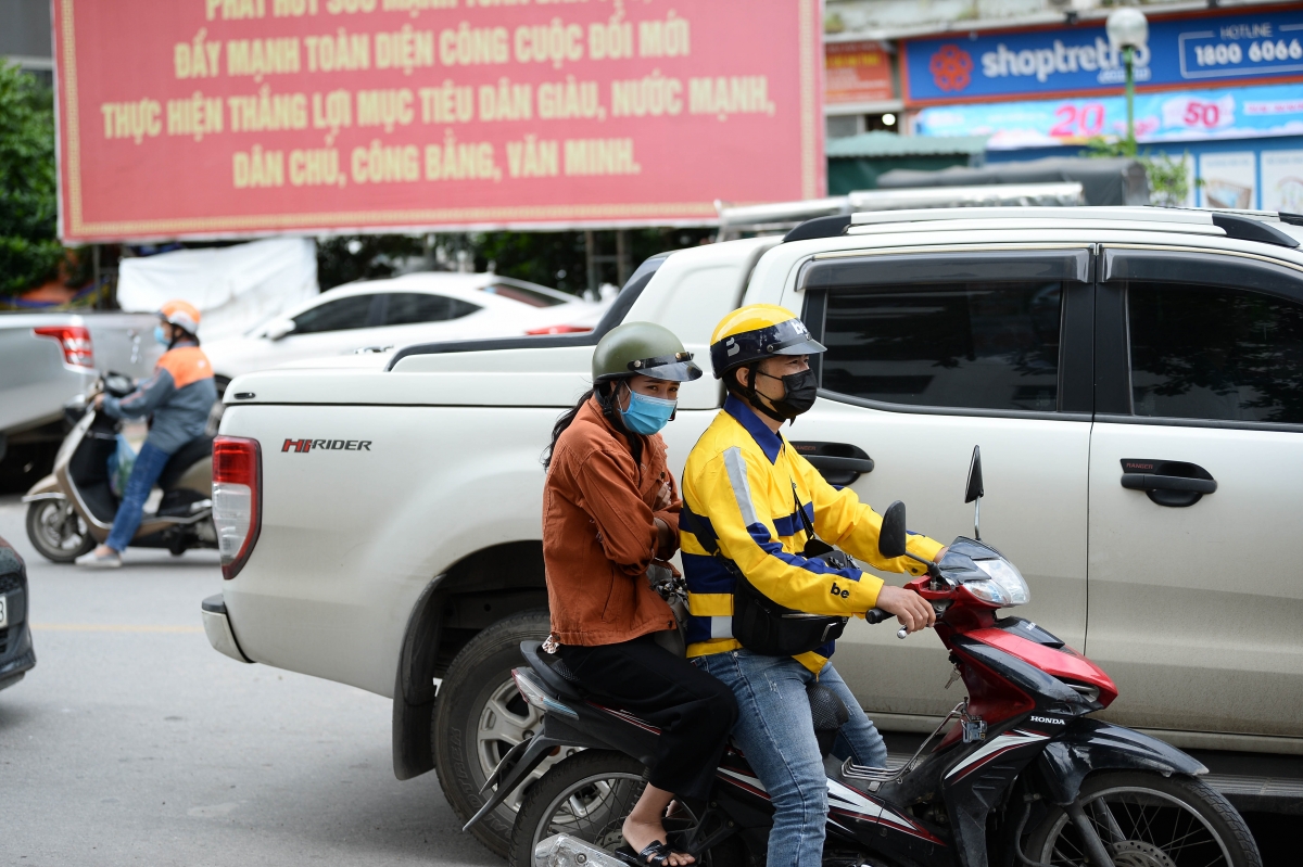 Nhiều người co ro khi đi làm vào sáng sớm.