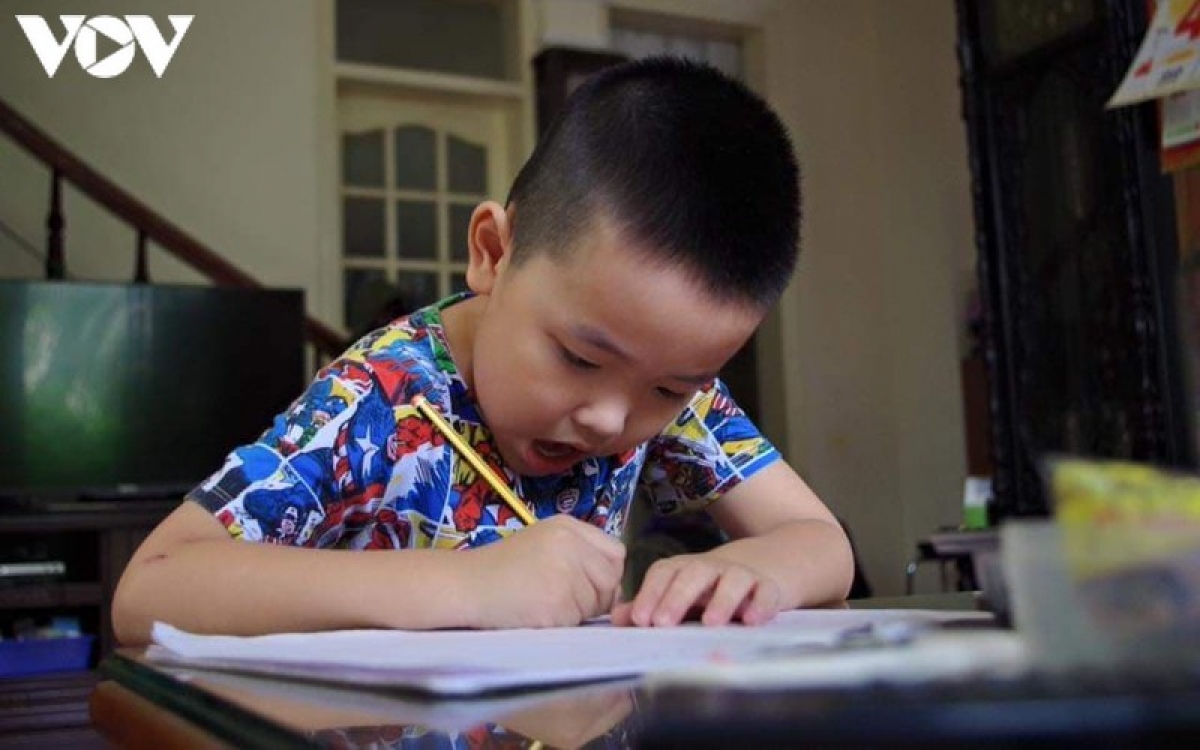 Không như ở mẫu giáo, các bé vào lớp 1 sẽ bắt đầu học thực sự.