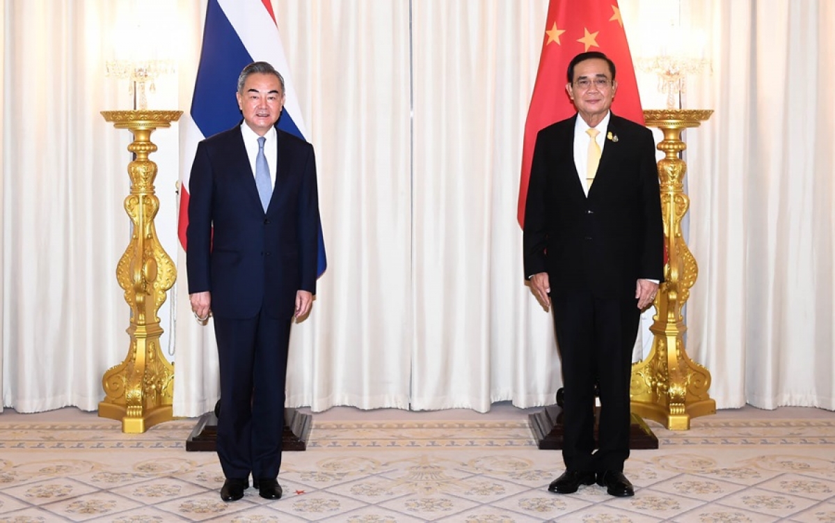 Ngoại trưởng Vương Nghị (trái) và Thủ tướng Prayut Chan-o-cha.