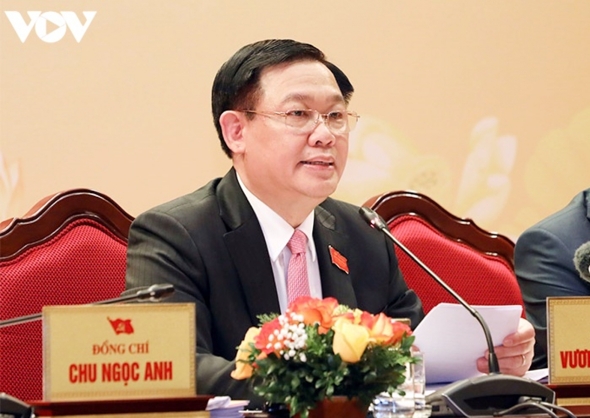 Bí thư Thành ủy Hà Nội Vương Đình Huệ trả lời báo chí.