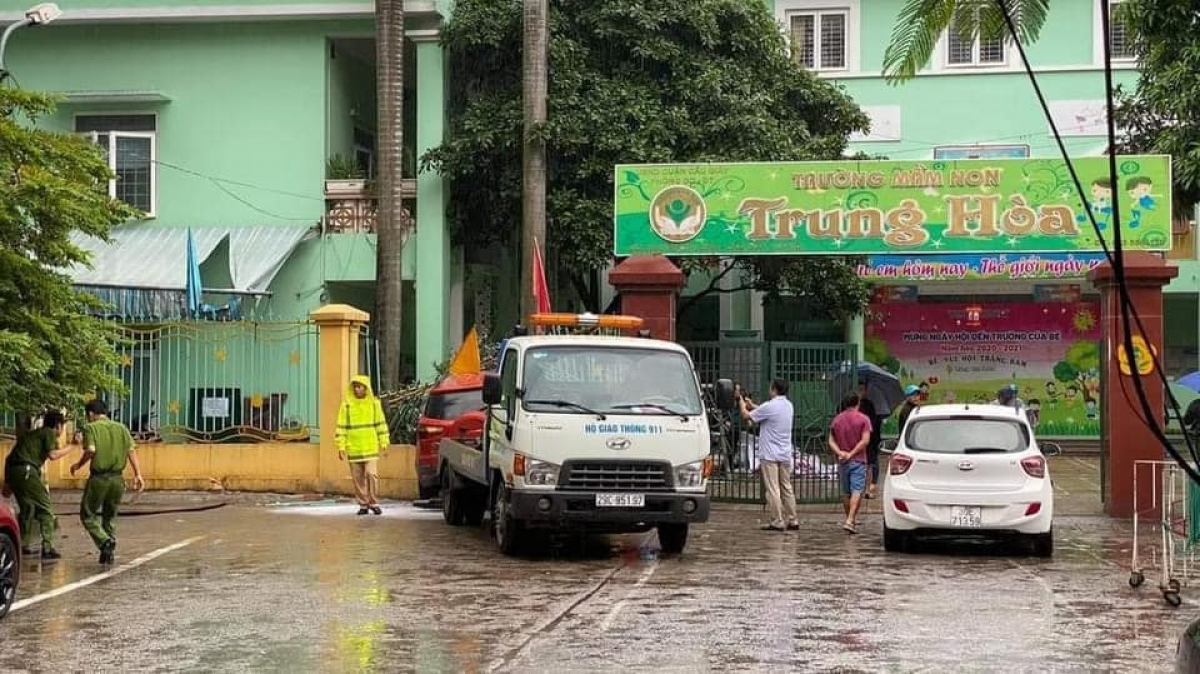 Hiện trường ô tô đâm đổ tường trường mầm non Trung Hoà (quận Cầu Giấy, TP Hà Nội).