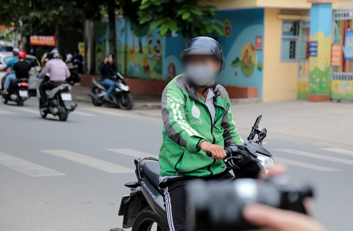 Có khá nhiều bạn trẻ lựa chọn việc làm xe ôm là công việc chính. (Ảnh: báo Lao Động)