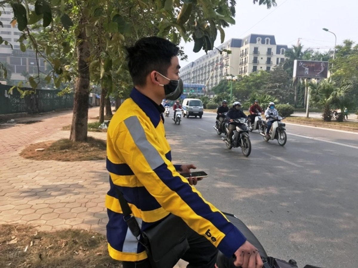 Các bạn trẻ hãy coi xe ôm là việc làm tạm thời, đừng bỏ bê việc trau dồi kiến thức. (Ảnh minh họa: Internet)