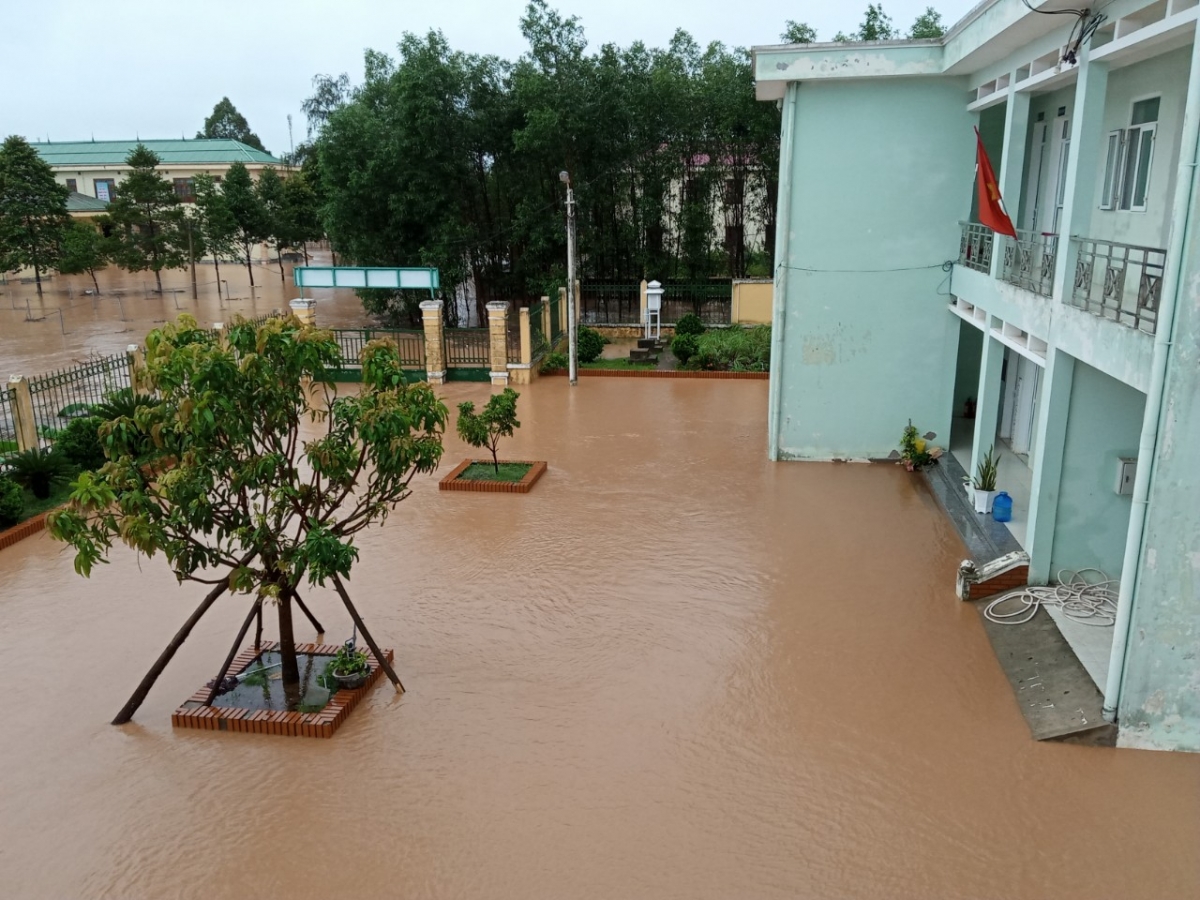 Nước lũ tràn vào khu vực trạm thủy văn Thạch Hãn, Quảng trị ngày 8/10/2020./.
