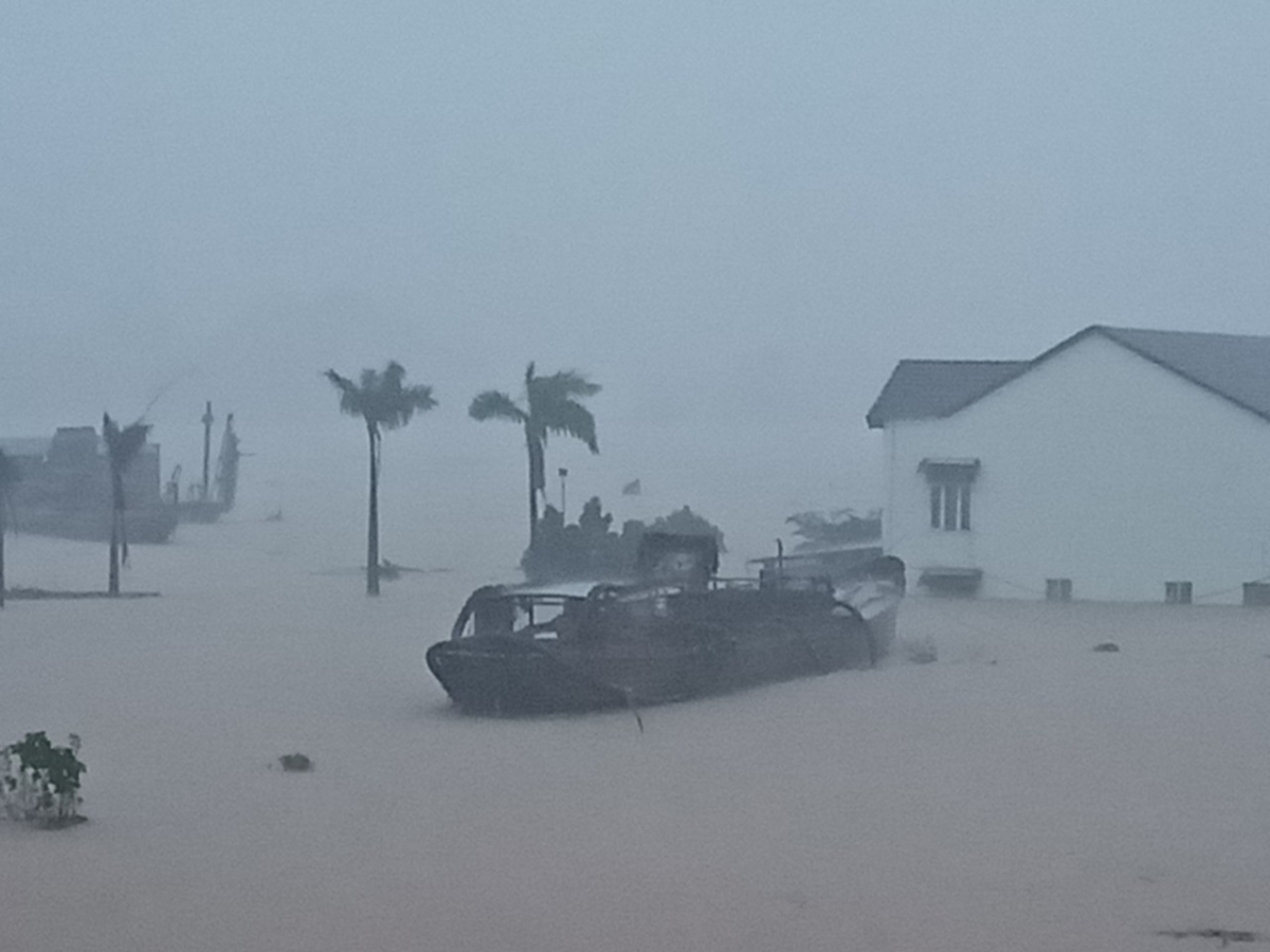 Hiện nay, vẫn diễn ra mưa lớn khiến lũ trên sông Ngàn Sâu (Hà Tĩnh), các sông ở Thừa Thiên Huế đang lên; sông Thạch Hãn (Quảng Trị) lên lại, các sông ở Quảng Bình đang dao động ở mức cao; các sông ở Quảng Nam đang xuống. (Ảnh mưa lớn tại Trạm thủy văn Thạch Hãn, Thị xã Quảng Trị, tỉnh Quảng Trị ngày 8/10/2020).