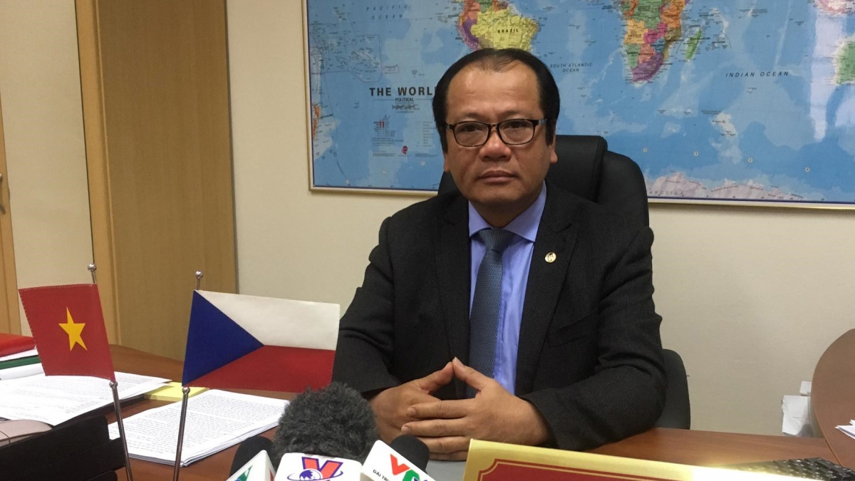 Đại sứ Việt Nam tại CH SécThái Xuân Dũng trao đổi với phóng viên VOV.