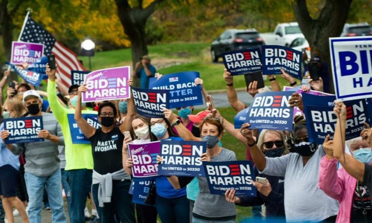 Một đám đông ủng hộ ông Biden và bà Harris tại  Pennsylvania. Ảnh: AFP. 