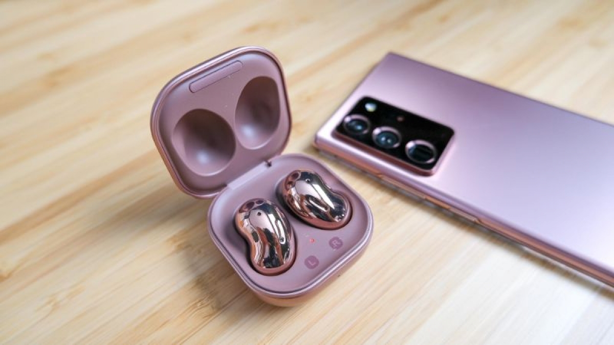 Những chiếc tai nghe Galaxy Buds Live được tặng kèm Galaxy Note20 khi khách hàng “đặt hàng trước”.