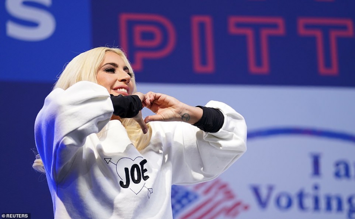 Nữ ca sĩ Lady Gaga thể hiện tình cảm với ông Biden. Ảnh: Reuters.