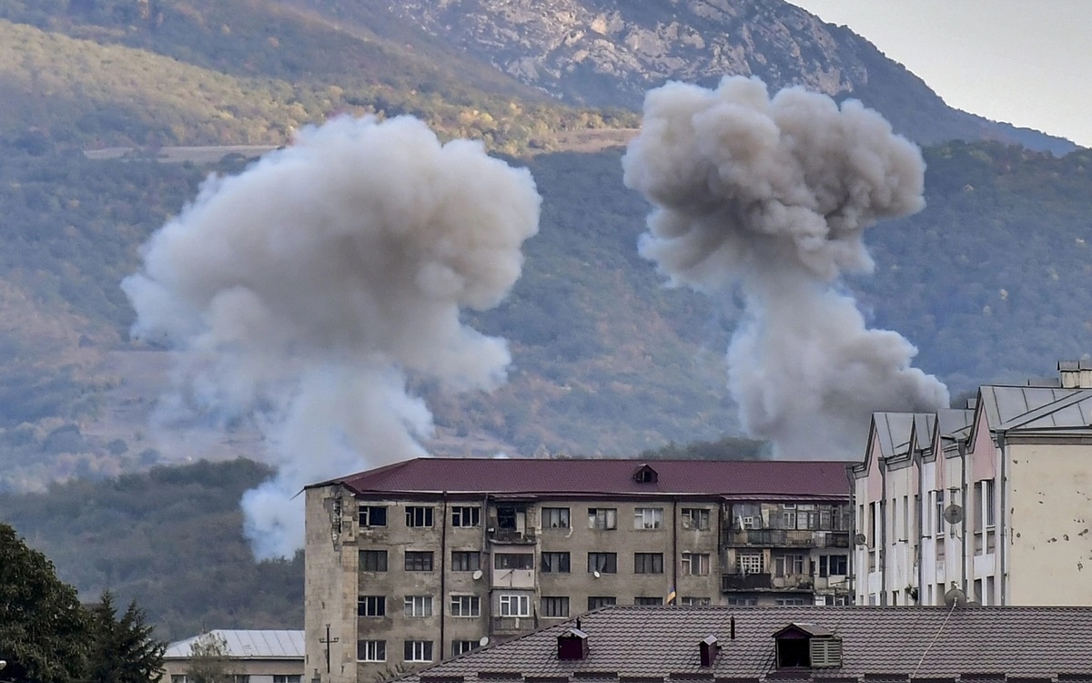 Từ 27/9 đến 9/11, chiến sự nổ ra giữa Azerbaijan và người tộc Armenia ly khai ở khu vực Nagorno-Karabakh. Trong ảnh, khói bốc lên ở thành phố Stepanakert – thủ phủ của vùng Nagorno-Karabakh ly khai khỏi Azerbaijan. Vùng này do “Cộng hòa Artsakh” tự phong kiểm soát trên thực tế. Ảnh: AFP.