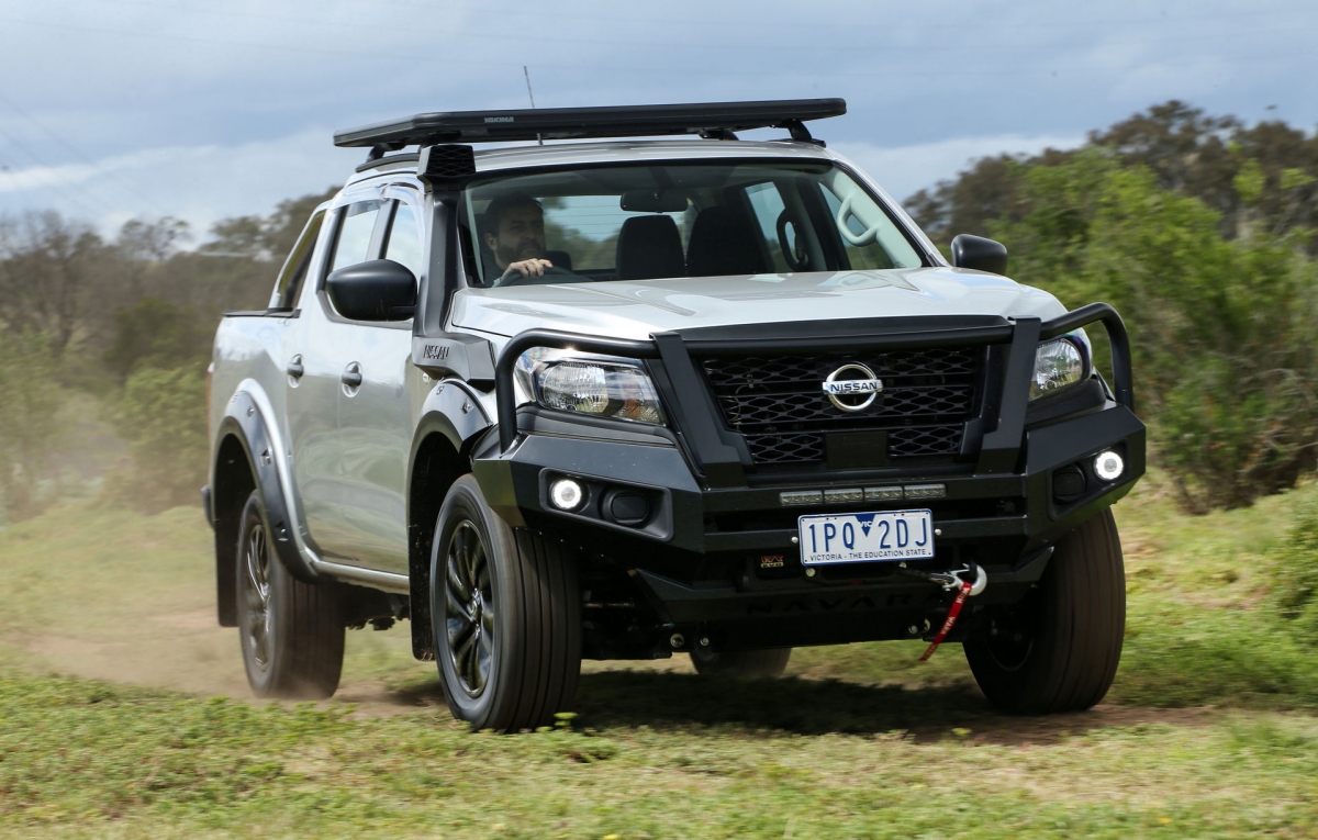 Một biến thể mới dành cho chiếc Navara là mẫu PRO-4X. Xe được kết hợp với gói phong cách để nhắm vào những người yêu thích phiêu lưu và những du khách muốn thoát khỏi thói quen hàng ngày của mình, và bao gồm một thanh thể thao.