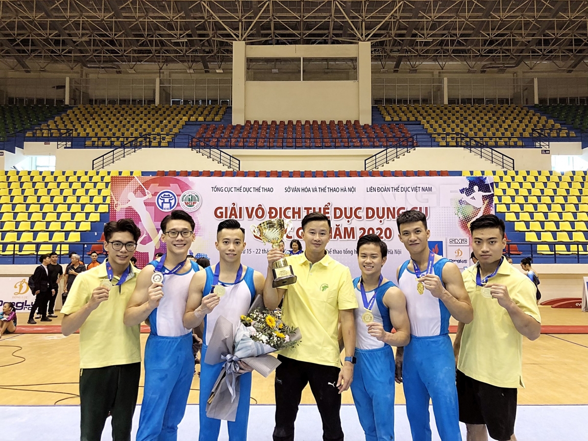HLV Trương Minh Sang và các học trò tại giải TDDC VĐQG 2020.