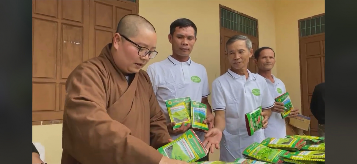 Đoàn từ thiện trao hạt giống cho bà con.