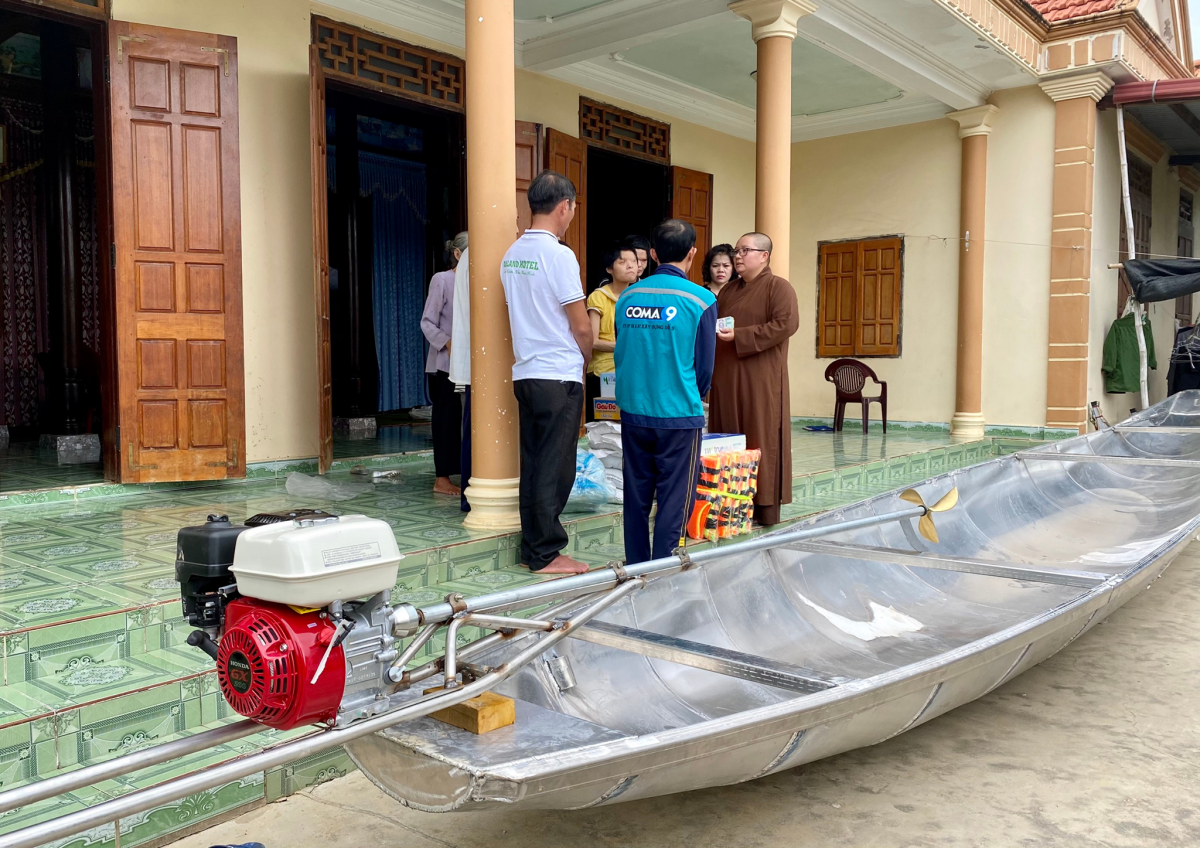 Đoàn trao thuyền cùng quà, tiền mặt cho một gia đình khó khăn.