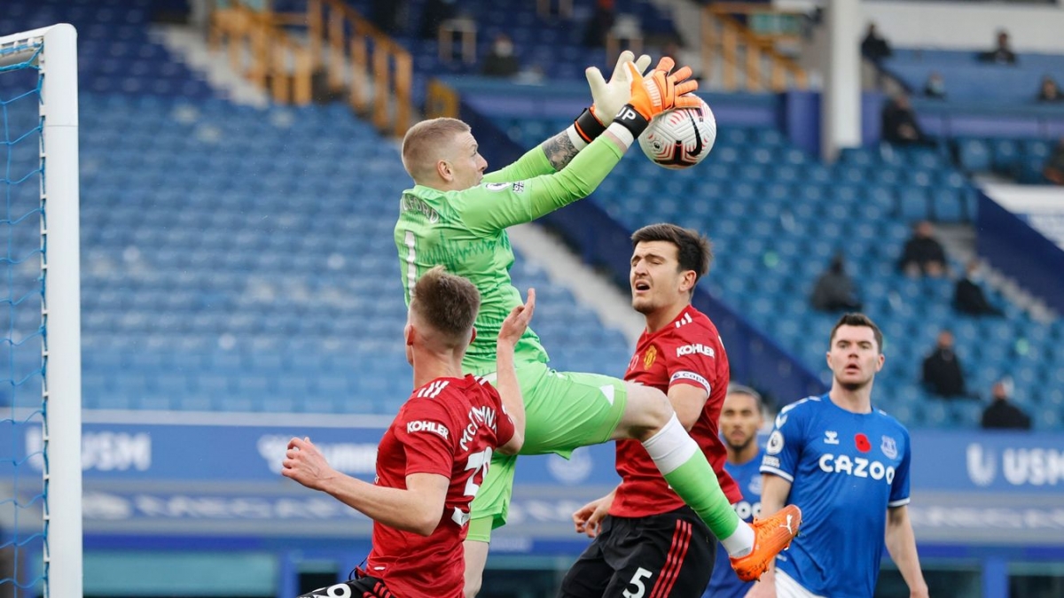 Pha bóng tiểu xảo của Harry Maguire với Jordan Pickford. (Ảnh: Getty)