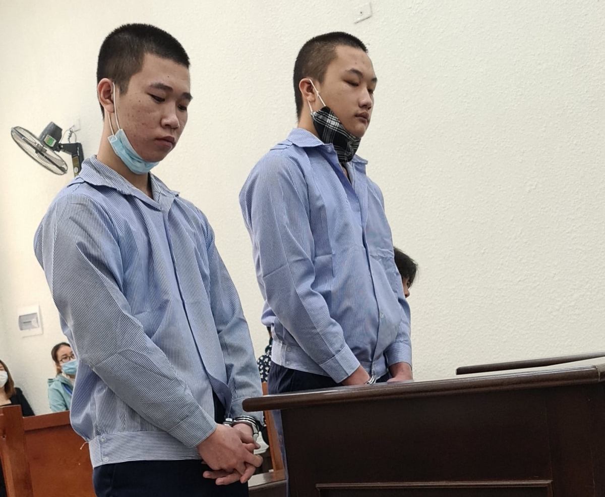 Hai bị cáo Diu và Vỹ tại tòa. (Ảnh: Nguyễn Anh)