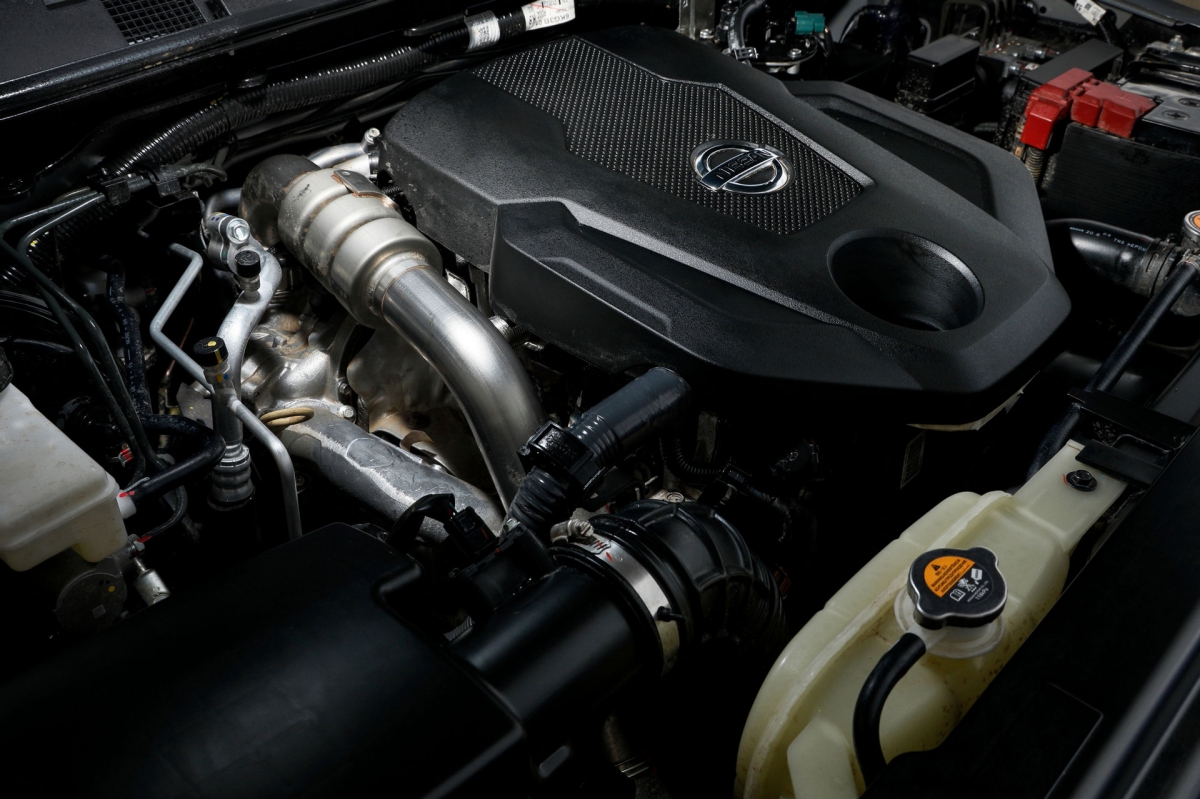 Trong khi đó động cơ không được nâng cấp do vậy chiếc Navara 2021 vẫn sử dụng động cơ tăng áp kép 4 xi lanh 2.3 L diesel sản sinh công suất 188 mã lực và mô men 450 Nm như phiên bản cũ.