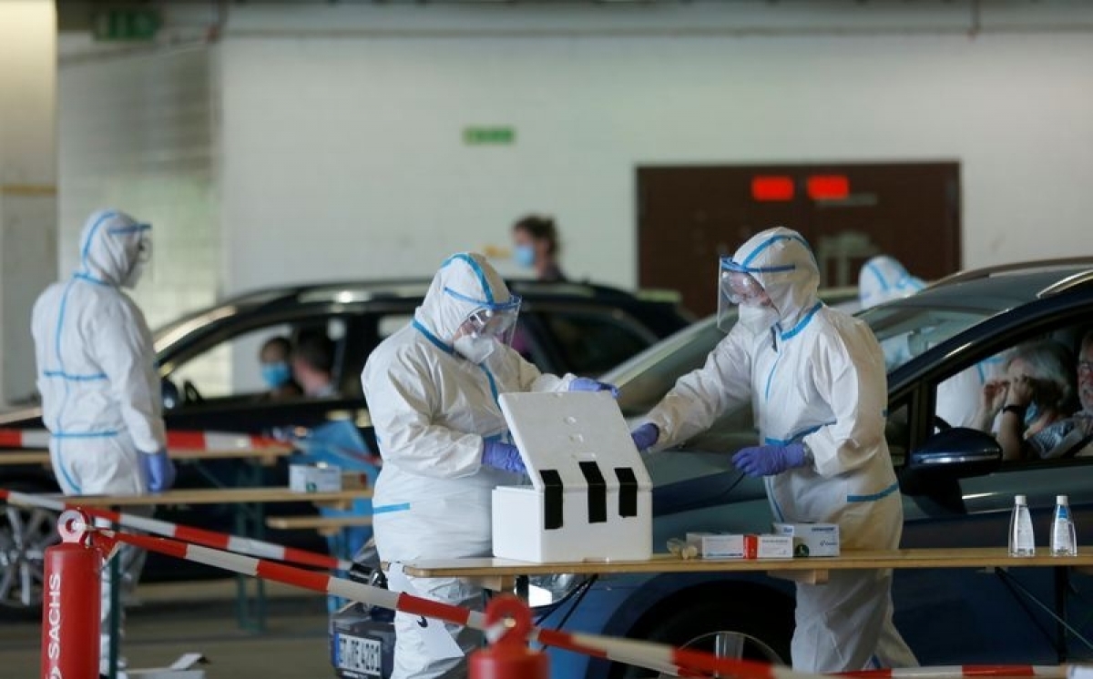 Lấy mẫu xét nghiệm Covid-10 tại thành phố Gütersloh, Đức. (Ảnh: Reuters).