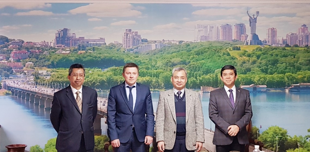 Đại sứ Nguyễn Anh Tuấn cùng các Đại sứ ASEAN và Vụ trưởng Pikalov chụp ảnh lưu niệm.