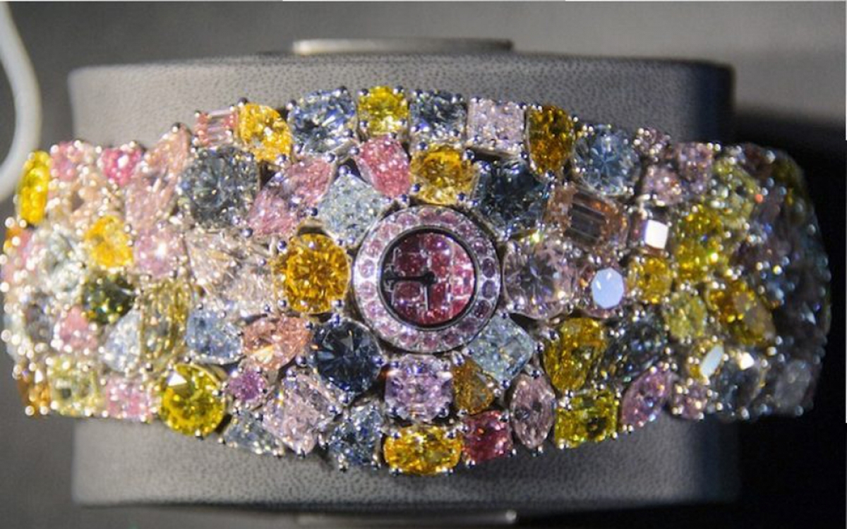  Ra mắt năm 2014, Graff Diamonds Hallucination là chiếc đồng hồ đính kim cương có giá đắt nhất thế giới: 55 triệu USD.