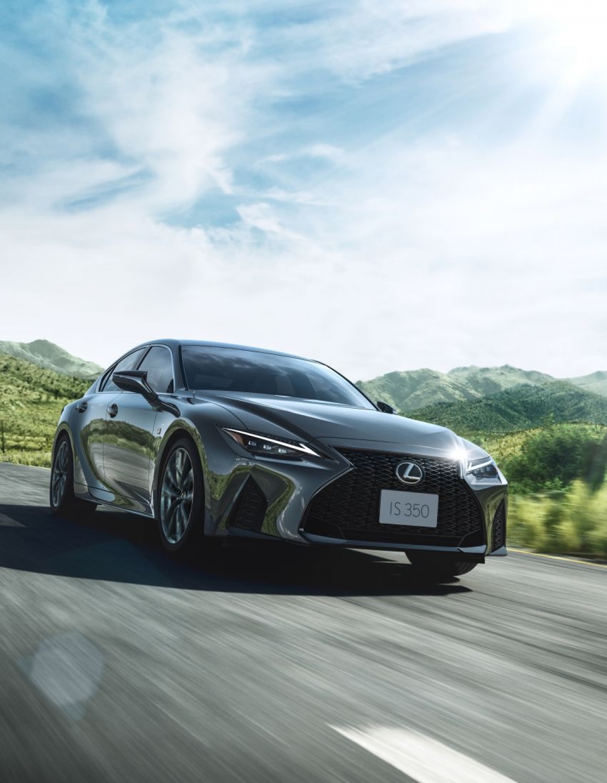 Ra mắt toàn cầu hồi tháng 6, Lexus IS 2021 vừa được giới thiệu tại quê nhà - Nhật Bản. IS 2021 là phiên bản nâng cấp của thế hệ thứ 3 với sự "lột xác" toàn diện cả về ngoại thất và động cơ.