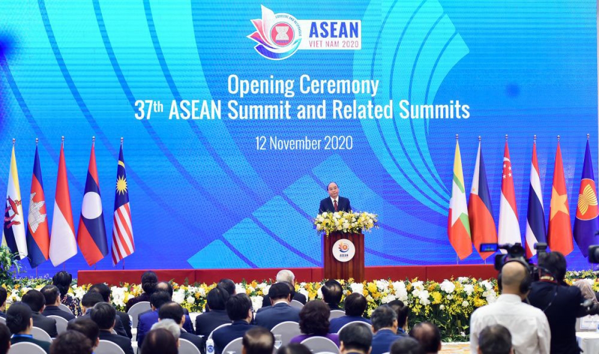 Hội nghị Cấp cao ASEAN lần thứ 37 và các hội nghị cấp cao liên quan diễn ra tại Hà Nội từ 12-15/11 - Ảnh: Thủ tướng Nguyễn Xuân Phúc phát biểu khai mạc Hội nghị Cấp cao ASEAN 37. Ảnh: VGP/Quang Hiếu