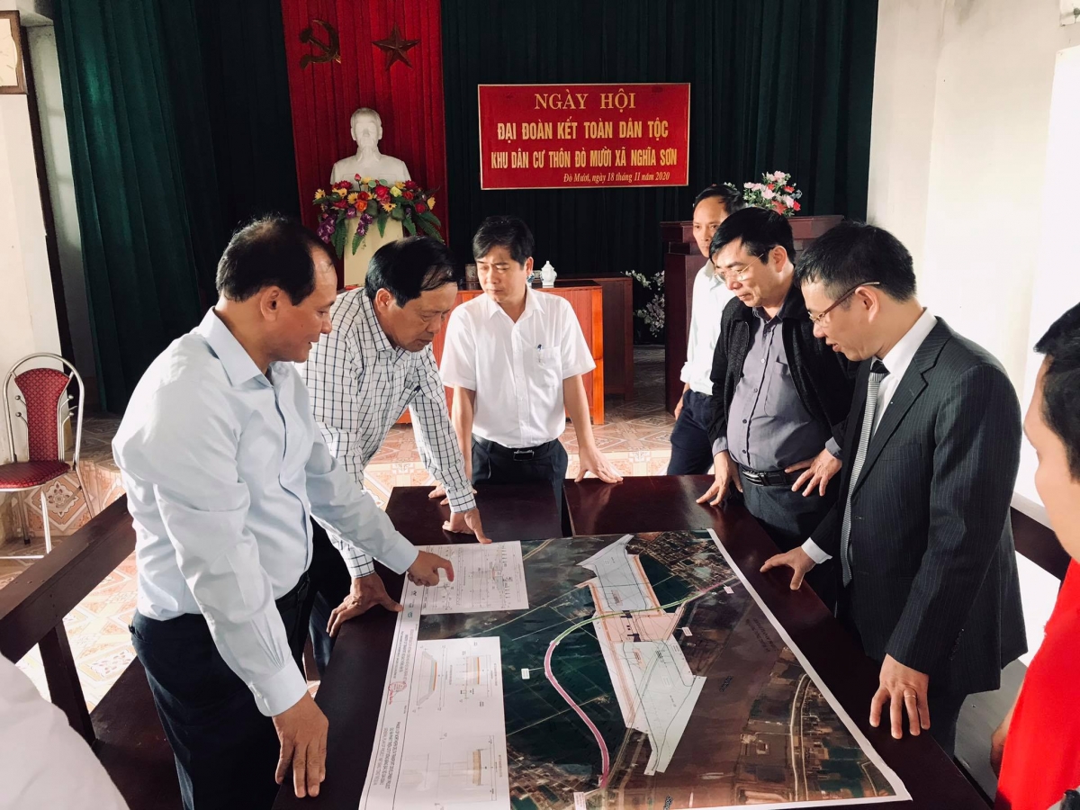 Lãnh đạo Bộ GTVT và Ban QLDA, lãnh đạo UBND tỉnh Nam Định trao đổi để làm rõ lại phương án thiết kế thi công công trình.