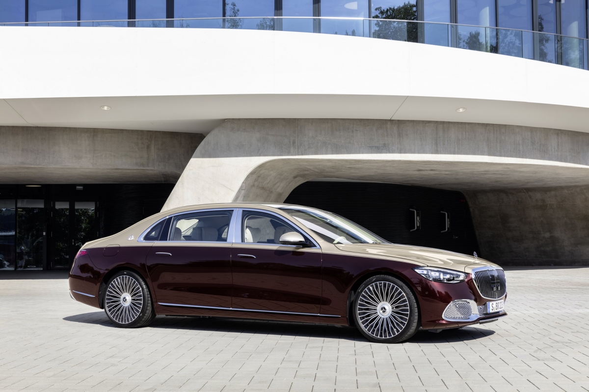 Chiếc Mercedes-Maybach S-Class mới có chiều dài cơ sở lớn hơn 18 cm, ở mức 3.396 mm đem lại một không gian rộng rãi hơn cho hàng ghế sau so với phiên bản trước. Xe còn mang đến một hệ thống “bù tiếng ồn chủ động). Hệ thống này tạo ra âm thanh ngược tần số với tiếng ồn nhằm triệt tiêu chúng trước khi truyền lọt vào trong cabin.