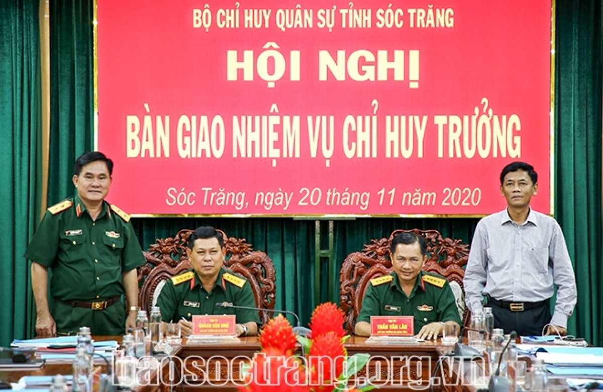 Bàn giao nhiệm vụ Chỉ huy trưởng Bộ CHQS tỉnh Sóc Trăng. Ảnh: Báo Sóc Trăng
