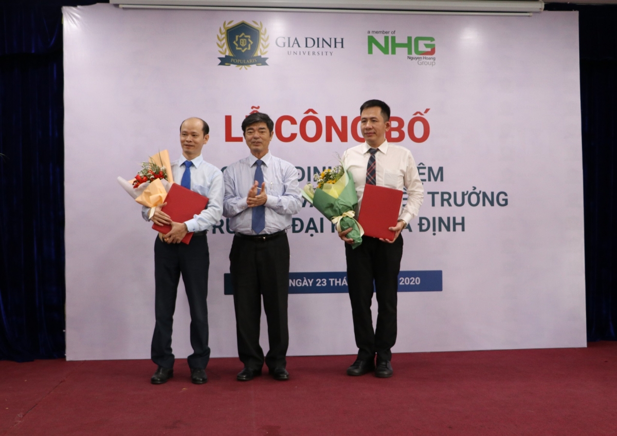 PGS.TS Thái Bá Cần, Chủ tịch Hội đồng Trường Đại học Gia Định trao quyết định bổ nhiệm cho PGS.TS. Võ Trí Hảo và ThS.LS Trịnh Hữu Chung.