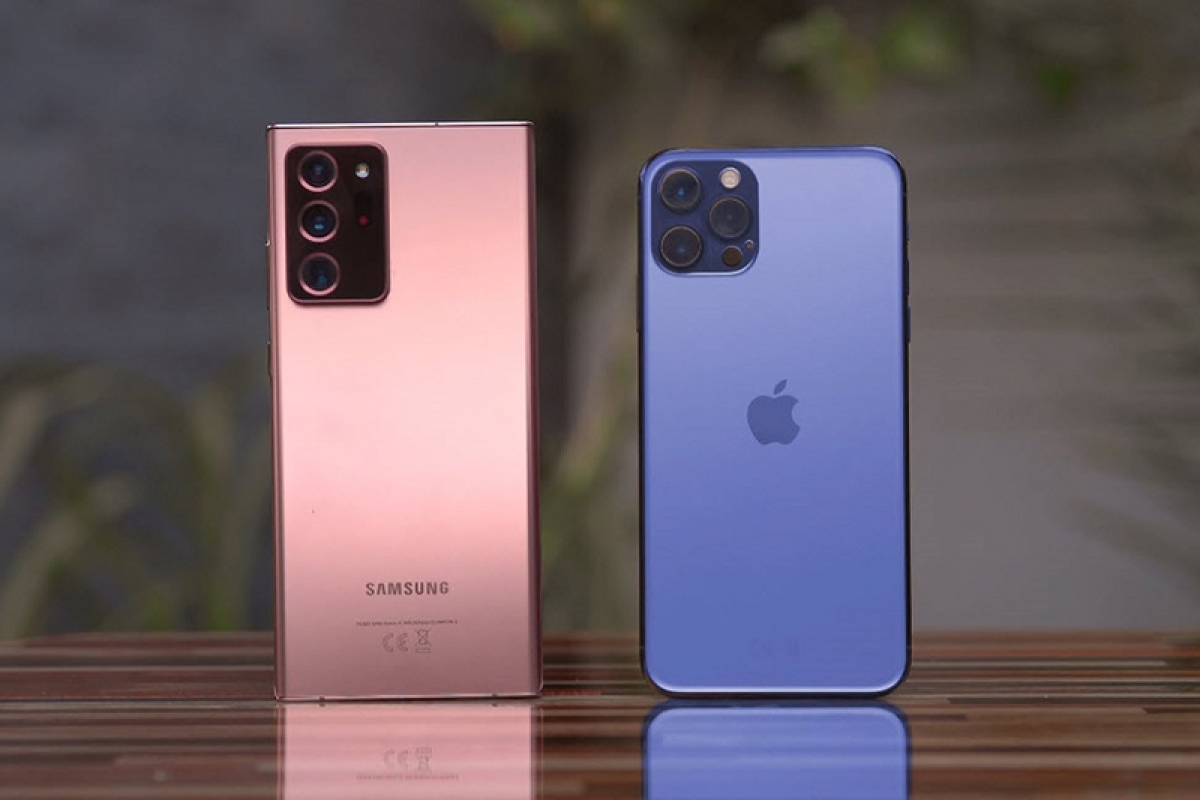 Tại Việt Nam, Galaxy Note20 Ultra có giá 27,99 triệu đồng, trong khi iPhone 12 có giá từ 24,99 triệu đồng