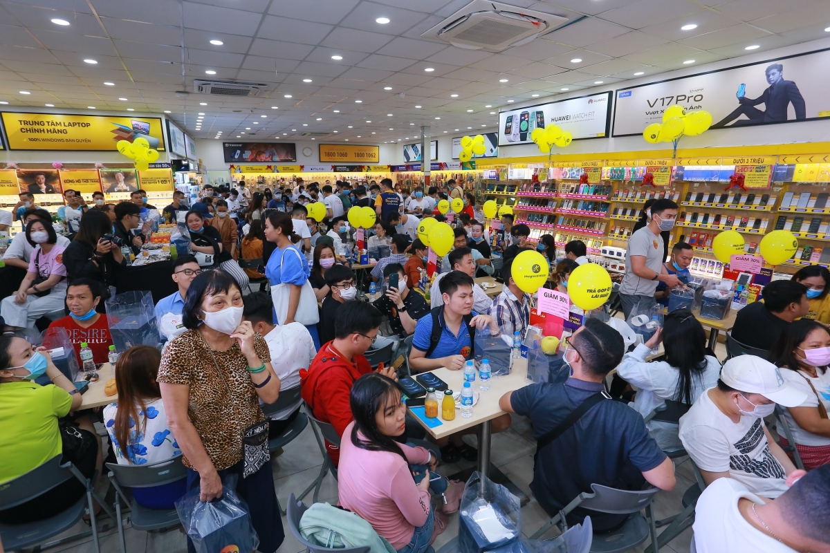Trước thềm sự kiện, flagship cao cấp này đã ngoạn mục xác lập kỷ lục mới của iPhone tại Thế Giới Di Động với hơn 15.000 đơn hàng, xấp xỉ 12.000 đơn đặt cọc, gần gấp đôi so với cùng kỳ năm trước (8.000 đơn đặt hàng và 6.000 đơn đặt cọc). Theo ghi nhận, lượng đặt hàng hiện tại ở Thế Giới Di Động đã cao gấp 2,5 lần so với nhà bán lẻ số 2.