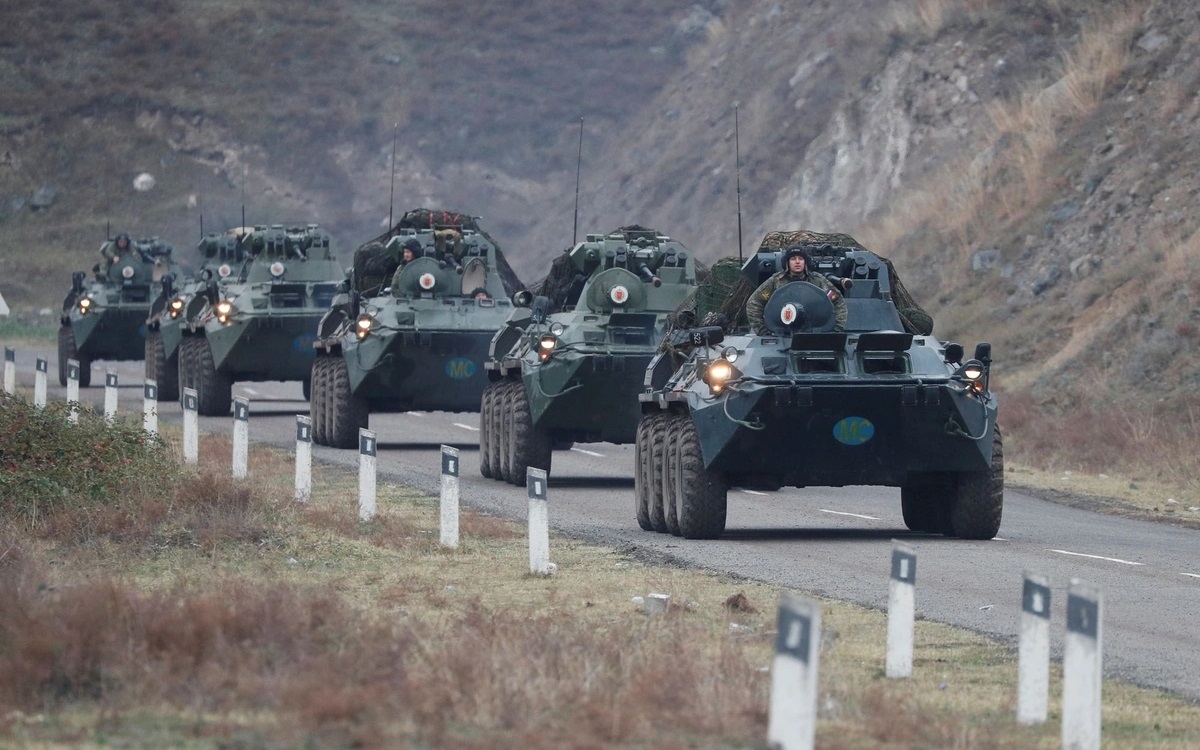 Xe thiết giáp của lực lượng gìn giữ hòa bình Nga tới Nagorno-Karabakh để làm nhiệm vụ sau khi thỏa thuận đình chiến do Armenia, Azerbaijan, và Nga ký có hiệu lực. Ảnh: Reuters.
