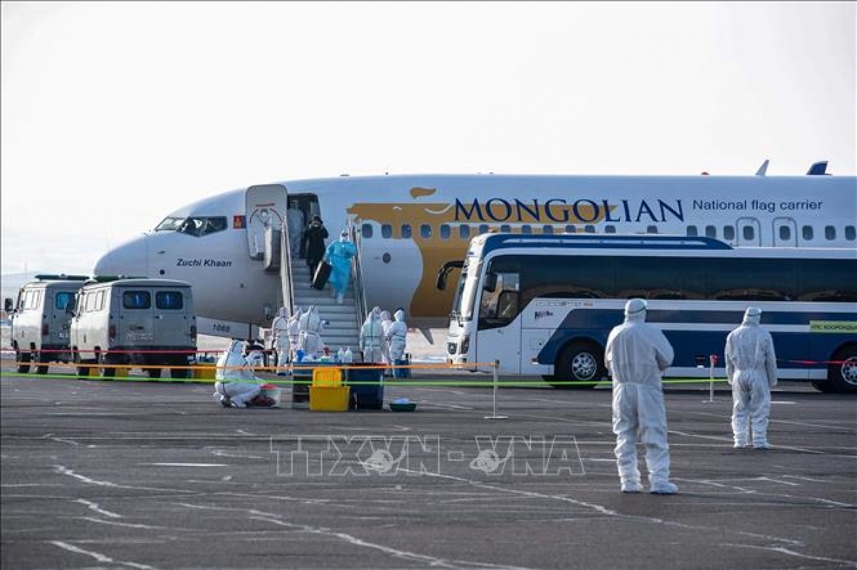 Máy bay chở công dân Mông Cổ được sơ tán từ tâm dịch Covid-19 ở Vũ Hán (Trung Quốc) về tới sân bay ở thủ đô Ulan Bator ngày 1/2/2020. Ảnh tư liệu