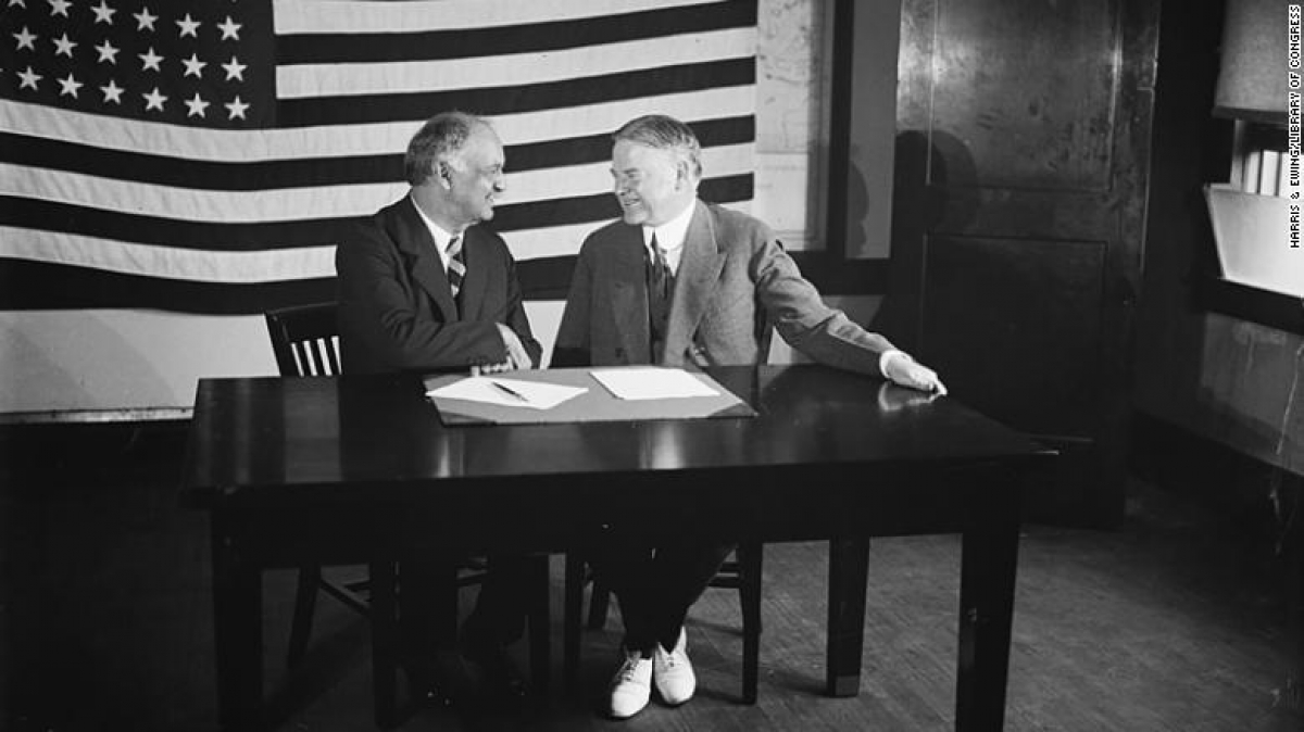 Ông Charles Curtis (trái) và cựu Tổng thống Herbert Hoover năm 1928. Ảnh: CNN 
