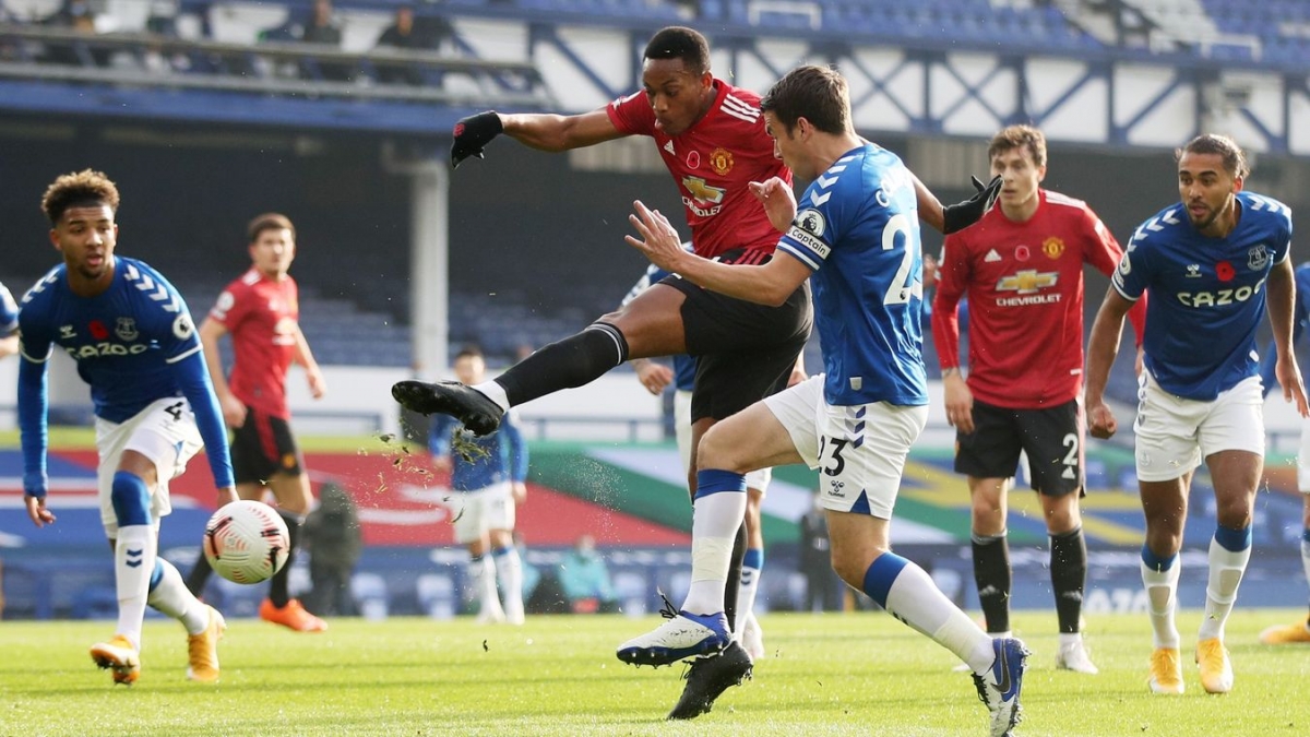 Martial bỏ lỡ cơ hội mở tỷ số. (Ảnh: Getty)