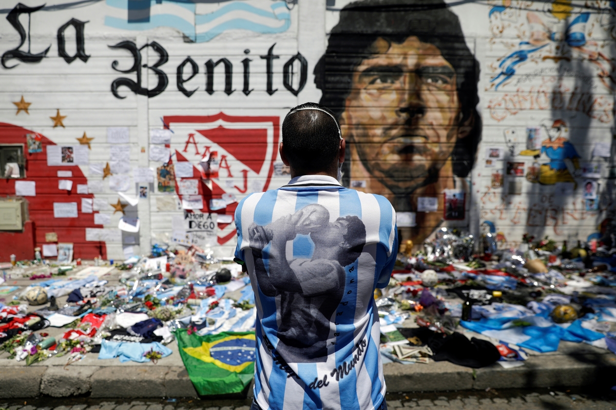 Người dân tưởng nhớ Maradona tại Buenos Aires, ngày 27/11/2020. Nguồn: Reuters