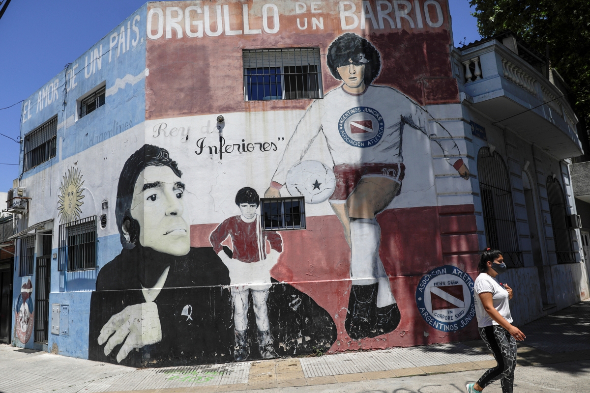 Không khó để bắt gặp hình ảnh về Maradona ở Buenos Aires. Nguồn: Reuters