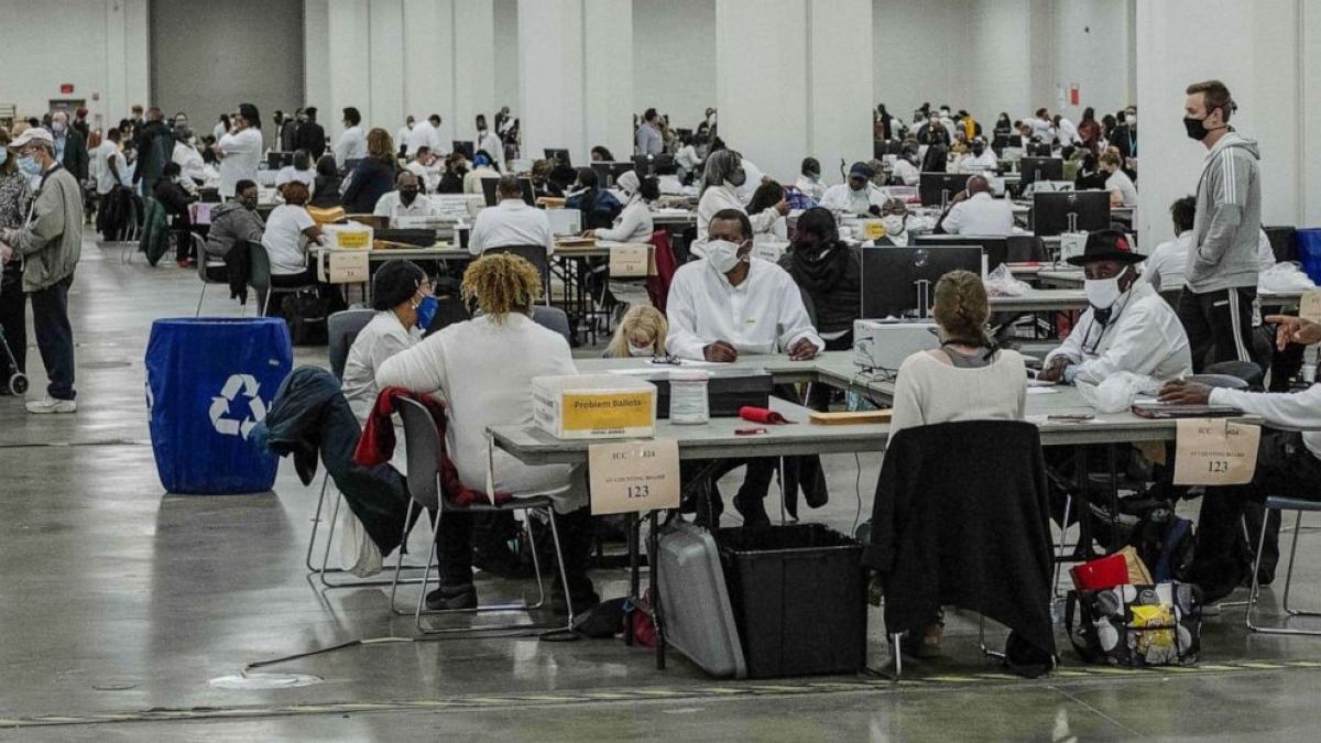 Quá trình kiểm phiếu ở Detroit, Michigan ngày 4/11. Ảnh: Getty 