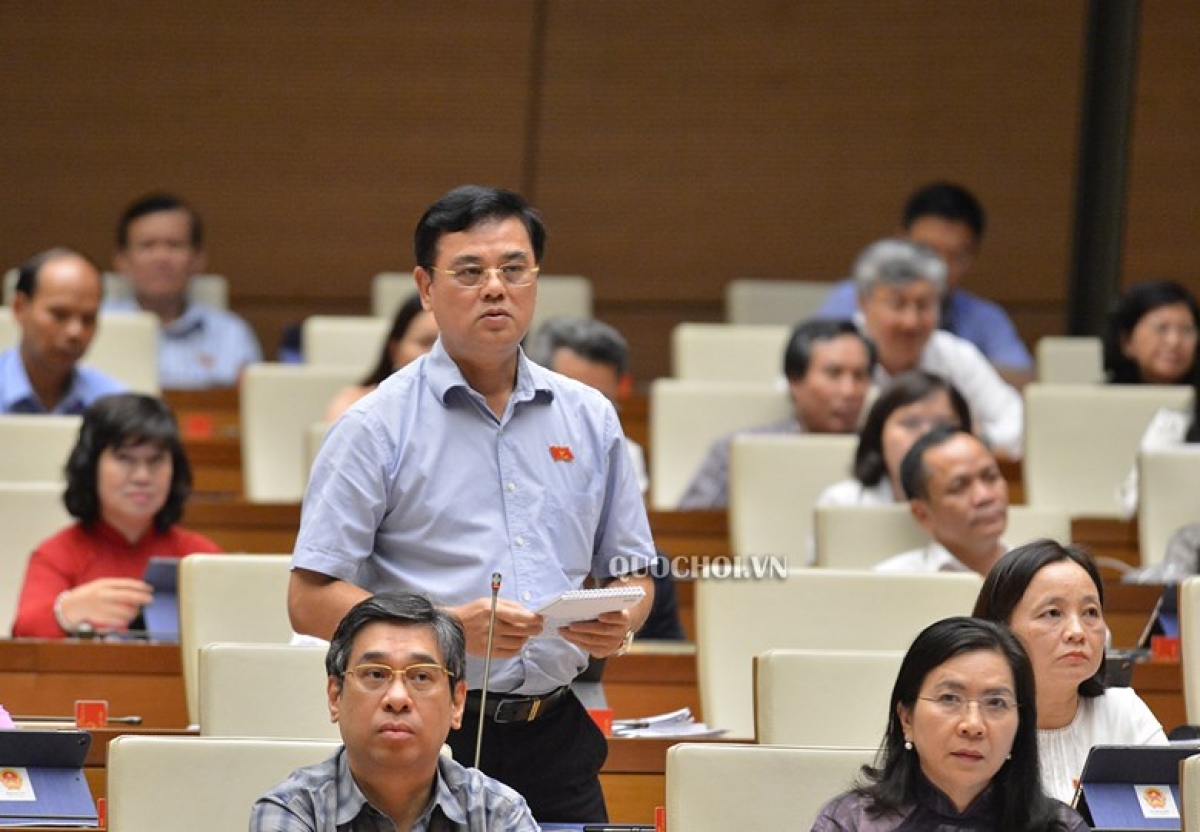 Đại biểu Nguyễn Hữu Quang - Đoàn ĐBQH tỉnh Thanh Hóa phát biểu tại phiên họp.