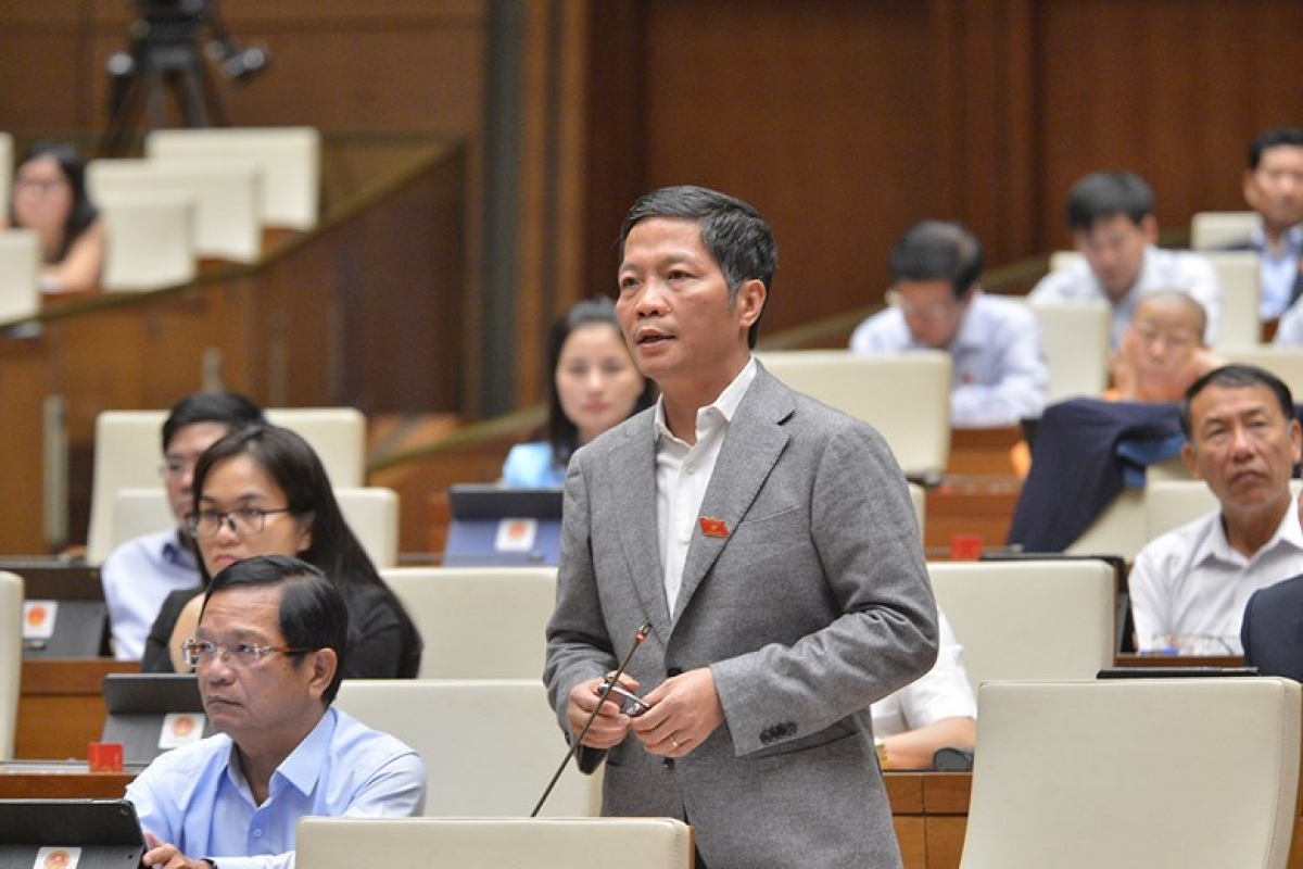 Bộ trưởng Bộ Công Thương Trần Tuấn Anh tranh luận tại phiên toàn thể. Ảnh: Quốc hội