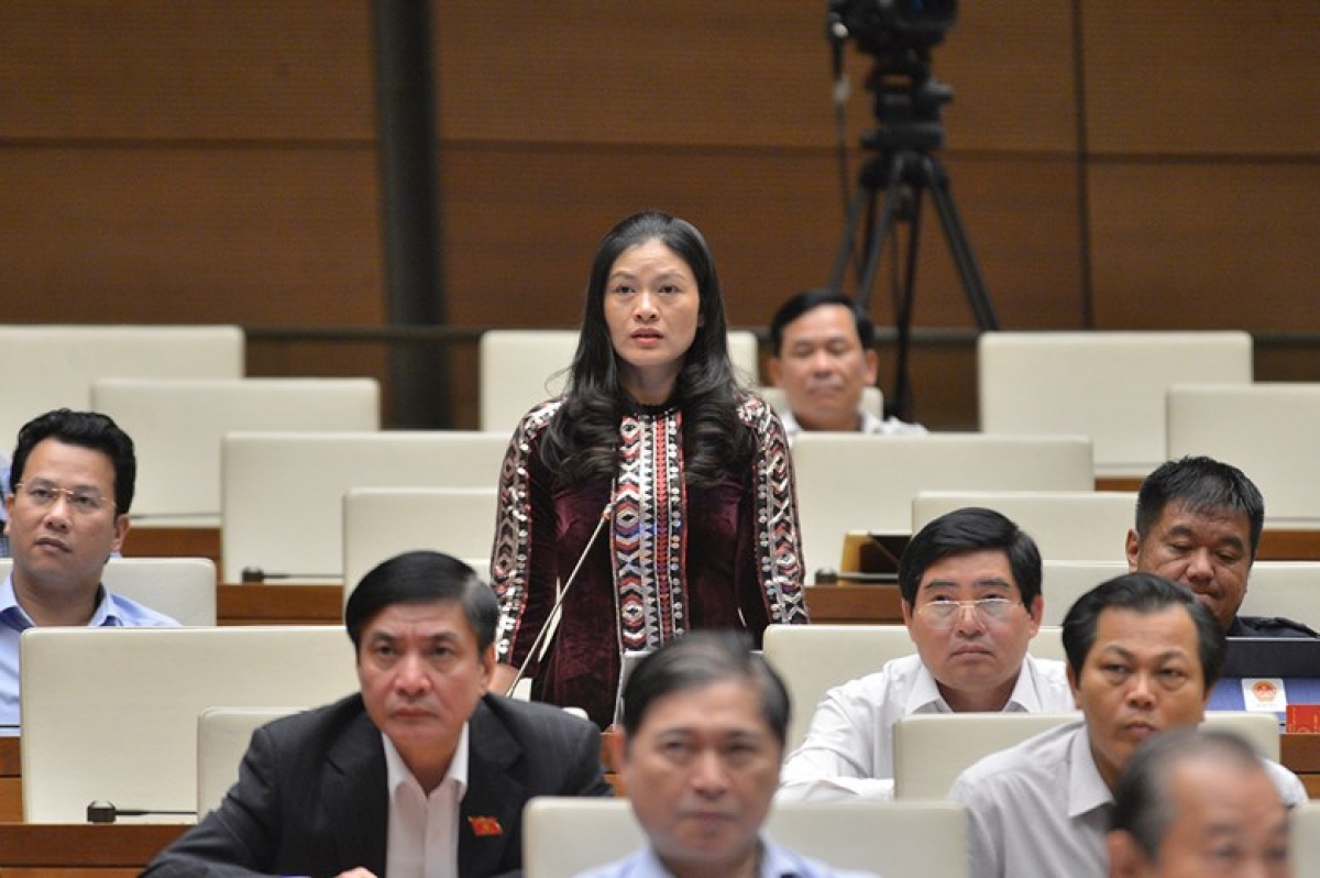 Đại biểu Vương Ngọc Hà - Đoàn đại biểu Quốc hội tỉnh Hà Giang, đặt câu hỏi chất vấn. (Ảnh: Quốc hội)